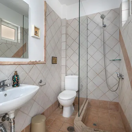 Niovi Seaview أييوي أبوستولوي