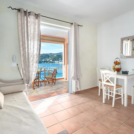 Niovi Seaview * أييوي أبوستولوي